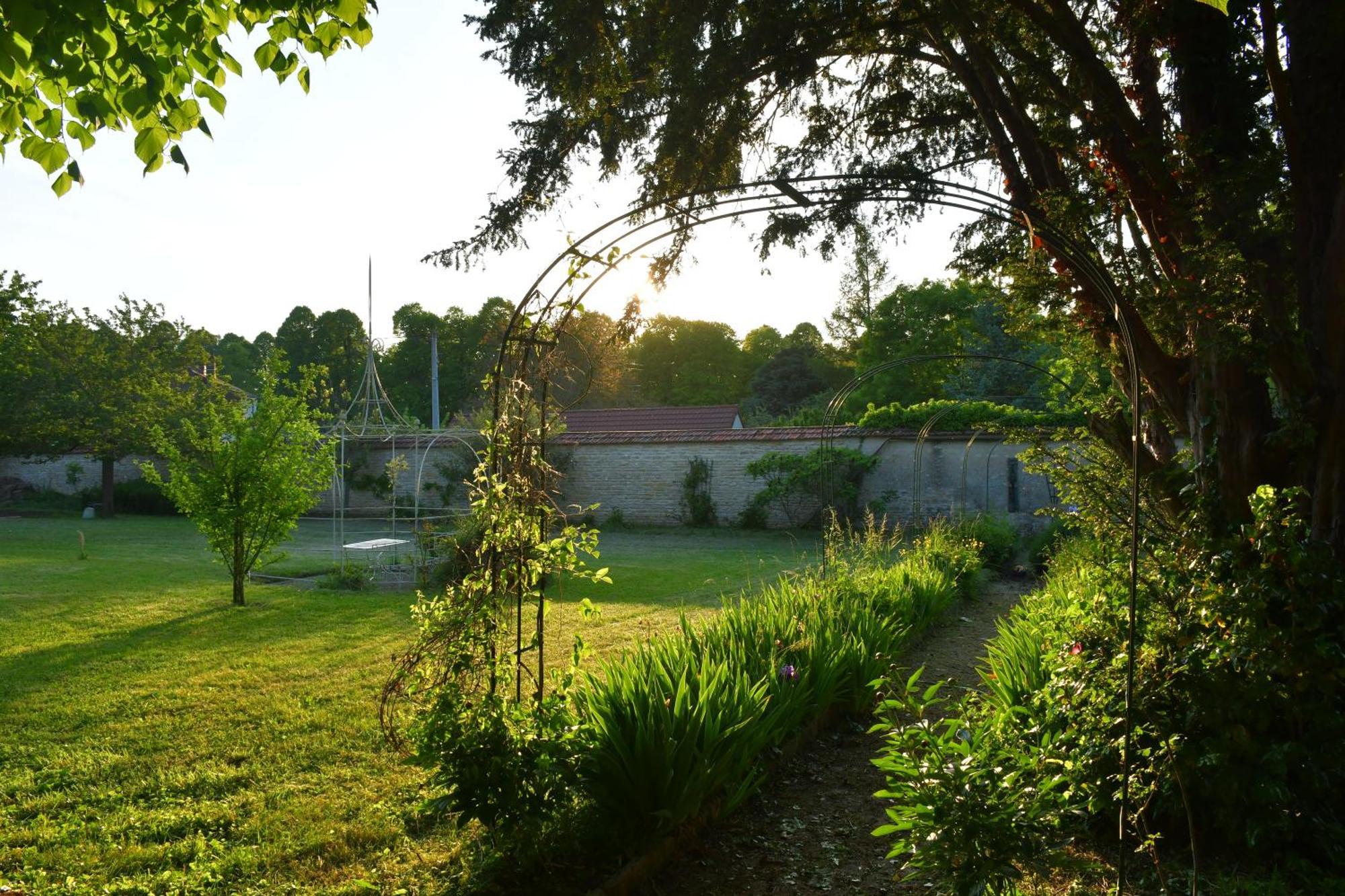 Le Val Clos, Appartement Dans Une Maison De Maitre 19E Tanlay Exterior foto